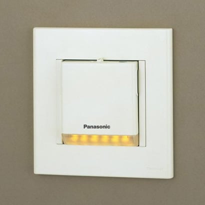 LEDホーム保安灯センサ・コンセント付 LBJ70991