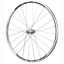 エントリーモデルをトップモデルに迫る走りへ激変させる軽量
