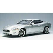 ヨドバシ.com - 1/1838007 [1/18ジャガーXKクーペ2006シルバー]の