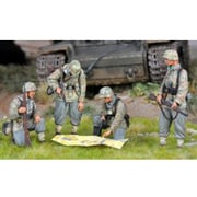 1/35 FN35098 独歩兵4体打ち合わせ中 東部戦線1944年 迷彩ヤッケ [1/35スケール プラモデル]