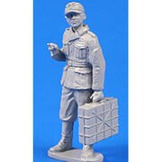 CMF48302 [1/48 レジンパーツ ドイツ 手榴弾ケースを持つ兵士]