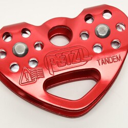 ペツル　タンデムプーリー Amazon.com : PETZL - Tandem Speed, Double Pulley for Travel