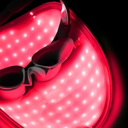 ケンユー　LED 美顔器　pure mask 光美容 4 色の光が、あなたの素肌を呼び覚ます！！新型IR美容マスク