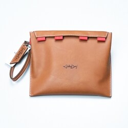 CURIOSITY クラッチバッグ CAMEL 茶 JDCU