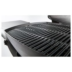 ヨドバシ.com - Weber ウェーバー ＃57012108 [Q3200 ガスグリル ブラック スタンド付き 国内正規品/ホーローコーティング  鋳鉄製調理用焼き網/電子式点火/組み込み蓋用温度計/取り外し可能折り畳み式サイドテーブル/オープンカートデザイン/無限制御バーナーバルブ/8～10  ...