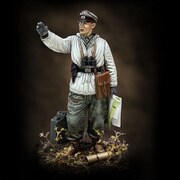 RM837 WWII ドイツ冬季リバーシブル防寒着を着た戦車兵長 [1/72スケール レジンキット]