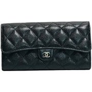 AP0241 Y01588 C3906 [フラップウォレット キャビアスキン シルバー金具]