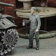 RM888 1/72 ミリタリーフィギュア WWII 米 塗装作業中の整備兵 [組立式プラスチックモデル]