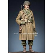 AM35294 1/35 ミリタリーフィギュア WWIIアメリカ陸軍 予備弾薬箱を運ぶ射撃助手 冬 [組立式プラスチックモデル]
