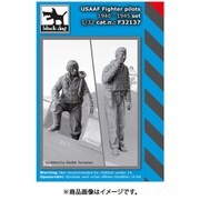 HAUF32137 1/32 ミリタリーフィギュア アメリカ陸軍航空軍 戦闘機パイロット 1940～45年 2体セット ＜HAUF32135＋F32136＞ [組立式プラスチックモデル]