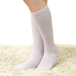 AUQ551 UCHI-COLLE (ウチコレ) はいて寝てスッキリ ナイトソックス ハイソックス 24cm ラベンダー