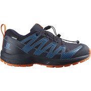 XA PRO V8 CSWP J L41614000 NAVY WIL/VIBRANT ORANGE/BLITHE 23.5cm [ハイキングシューズ キッズ]