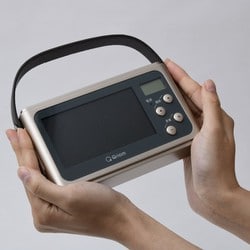 Qriom 手回し充電テレビラジオ ポータブルテレビ JYTM-RTV430 maxresdefault.jpg
