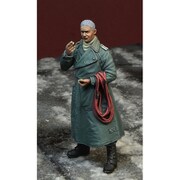 DD35192 WWII ドイツ空軍オートバイ兵コートを着た整備兵 [1/35スケール レジン製ミリタリーフィギュア]