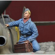 DD35194 WWII ドイツ空軍翼にひざまずく整備兵 [1/35スケール レジン製ミリタリーフィギュア]