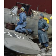 DD35196 WWII ドイツ空軍愛機を点検する整備兵（2体セット） [1/35スケール レジン製ミリタリーフィギュア]