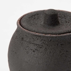 陶器製の灰色の丸壺


李朝白磁壺16世紀 小黒ちはる / 壺 | MATOYA