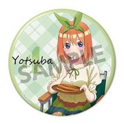 映画 五等分の花嫁 描き下ろし 76mm缶バッジ キャンプ Ver. 中野四葉 [キャラクターグッズ]