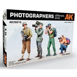 AK35015 1/35 戦場カメラマン フィギュアセット [1/35スケール プラモデル 2024年8月再生産]