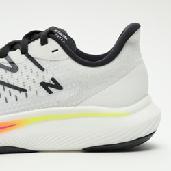 新品　NB ニューバランス　FuelCell Rebel v3 白　24cm New Balance ニューバランス FuelCell Rebel v3(ホワイト