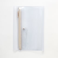 isshoni.ペンケース付ノートカバーPVC B6 Rクリアベージュ N1934