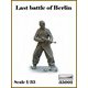 AR35001 1/35 WWII ドイツ ベルリン最後の戦い#1 脱出を掩護する戦車兵（1体入） [組立式プラスチックモデル]