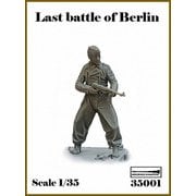 AR35001 1/35 WWII ドイツ ベルリン最後の戦い#1 脱出を掩護する戦車兵（1体入） [組立式プラスチックモデル]