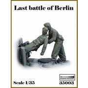 AR35003 1/35 WWII ドイツ ベルリン最後の戦い#3 負傷者を運び出す戦車兵（2体入） [組立式プラスチックモデル]