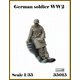 AR35015 1/35 WWII ドイツ軍兵士#1 寄りかかる兵士（1体入） [組立式プラスチックモデル]