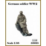 AR35015 1/35 WWII ドイツ軍兵士#1 寄りかかる兵士（1体入） [組立式プラスチックモデル]