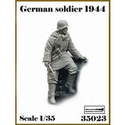 AR35023 1/35 WWII ドイツ軍兵士1944#2（1体入） [組立式プラスチックモデル]