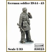 AR35025 1/35 WWII ドイツ軍兵士1944-45#1 タバコを吸う下士官兵（1体入） [組立式プラスチックモデル]