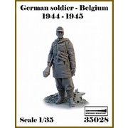 AR35028 1/35 WWII ドイツ ベルギーの戦い1944-1945#1 パンツァーファウストを持つ兵士（1体入） [組立式プラスチックモデル]