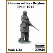 AR35029 1/35 WWII ドイツ ベルギーの戦い1944-1945#2 小銃を持つ兵士（1体入） [組立式プラスチックモデル]