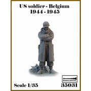 AR35031 1/35 WWII アメリカ ベルギーの戦い1944-1945#4 腕組みする兵士（1体入） [組立式プラスチックモデル]