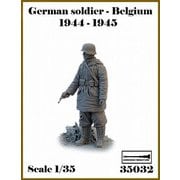 AR35032 1/35 WWII ドイツ ベルギーの戦い1944-1945#5 拳銃を持つ兵士（1体入） [組立式プラスチックモデル]