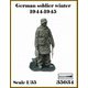 AR35034 1/35 WWII ドイツ 冬季装備の兵士1944-1945#1 地雷を持つ兵士（1体入） [組立式プラスチックモデル]