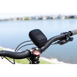 ヨドバシ.com - ジェイビーエル JBL ポータブルBluetoothスピーカー 自転車・バイク取り付け可能 ブラック JBLWIND3JN  通販【全品無料配達】