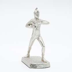 ペーパーウエイト　 ウルトラセブン　「エメリウム光線」 シルバーカラー　金属製 ヨドバシ.com - キャラクターベースおきた ウルトラセブン