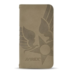 MD754262 [iPhone 15 用 AVIREX 手帳スタンプロゴスエード カーキ]