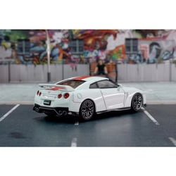 GT-R ホワイトミニカー レッドホイール ヨドバシ.com - MOTORHELIX モーターヘリックス M63502 1/64