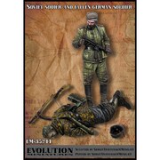 EM-35244 1/35 WWII 露/ソ 倒れたドイツ兵を見つめるソビエト赤軍歩兵 2体入 [組立式プラスチックモデル]
