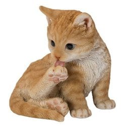 H21094-1 [オブジェ 後ろ足をなめる茶トラ猫]