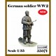 AR35071 1/35 WWII ドイツ MP40を持つ冬季装備の兵士 [組立式プラスチックモデル]