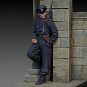 RM986 1/72 WWII ドイツ 壁にもたれる戦車兵 [組立式プラスチックモデル]