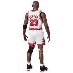 NBAシカゴ・ブルズのホームユニフォームを着た「マイケル