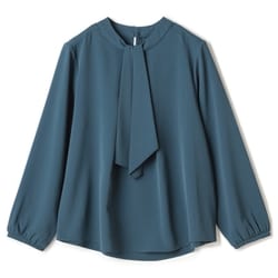 2wayラッフルタイブラウス（グリーン/M） AOKIの王道ブラウスシリーズ 2way仕様のラッフルフリルタイデザイン LE24A03M
