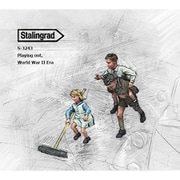 ST3243 1/35 WWII 汎用 デッキブラシで遊ぶ子供 3体入 [組立式プラスチックモデル]