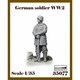 AR35077 1/35 WWII ドイツ 小銃を立てた武装親衛隊兵士 [組立式プラスチックモデル]