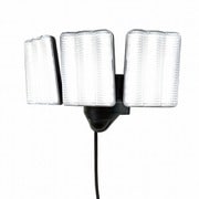 コンセント式LEDセンサーライト 3灯式 4500lm/防雨構造/屋内・屋外用 DLA-17T300